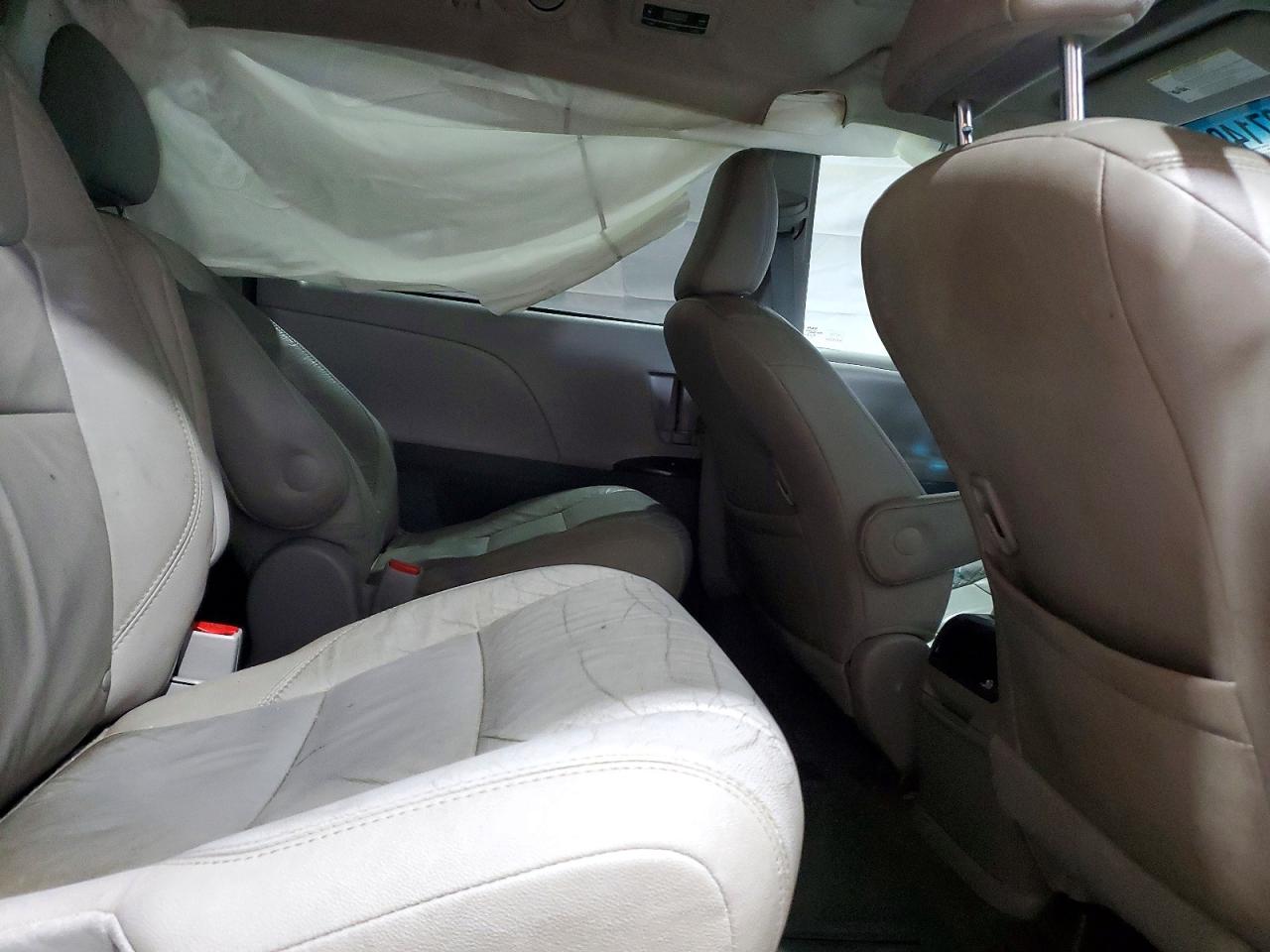 2015 TOYOTA SIENNA XLE photo 11