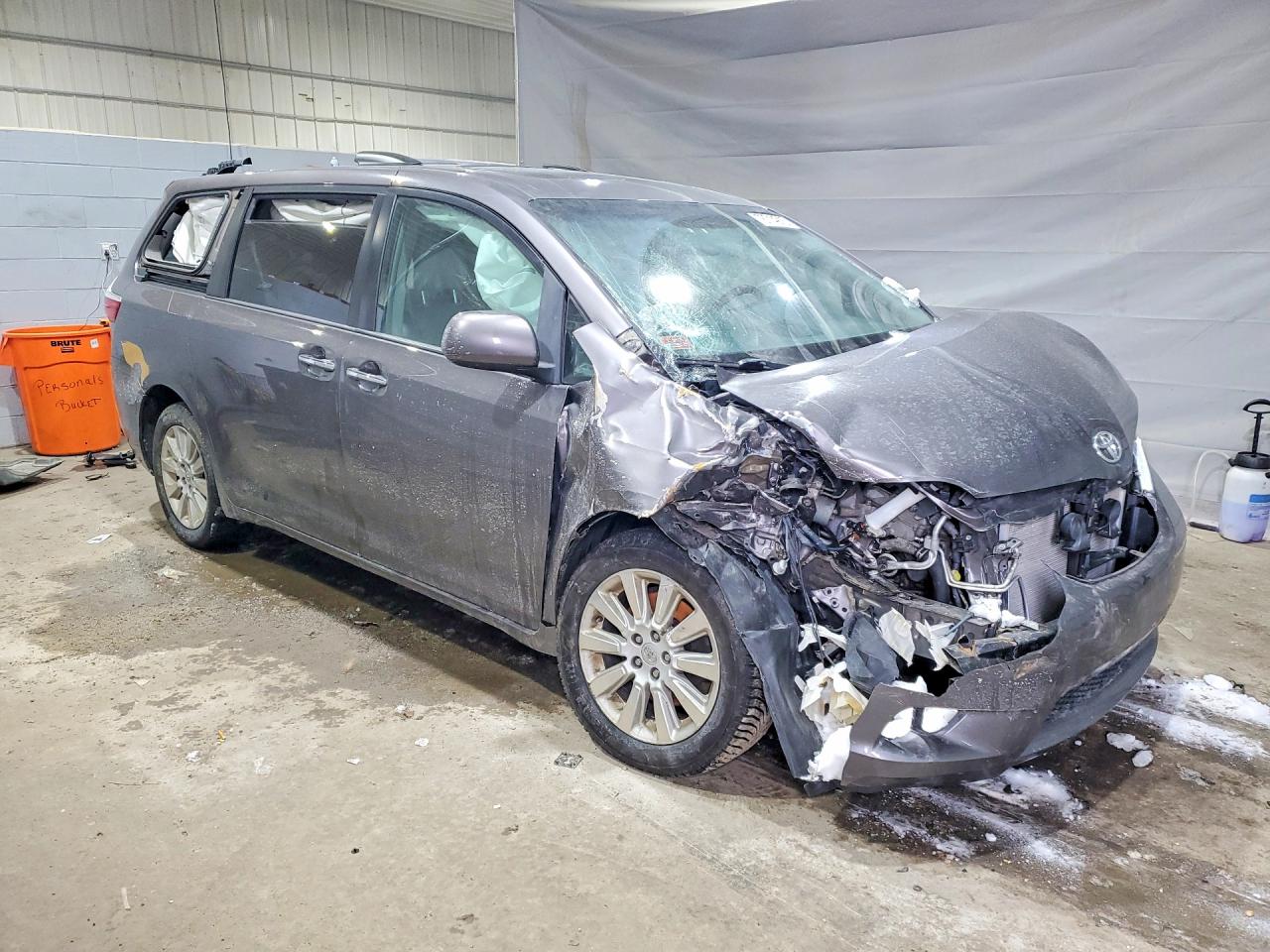2015 TOYOTA SIENNA XLE photo 4