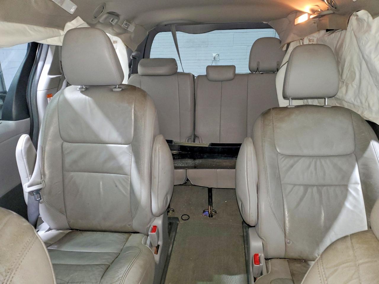 2015 TOYOTA SIENNA XLE photo 10