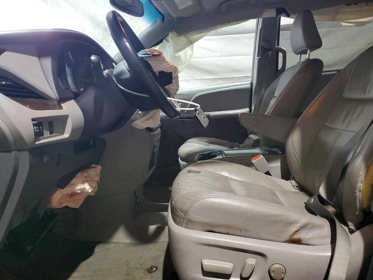 2015 TOYOTA SIENNA XLE photo 7