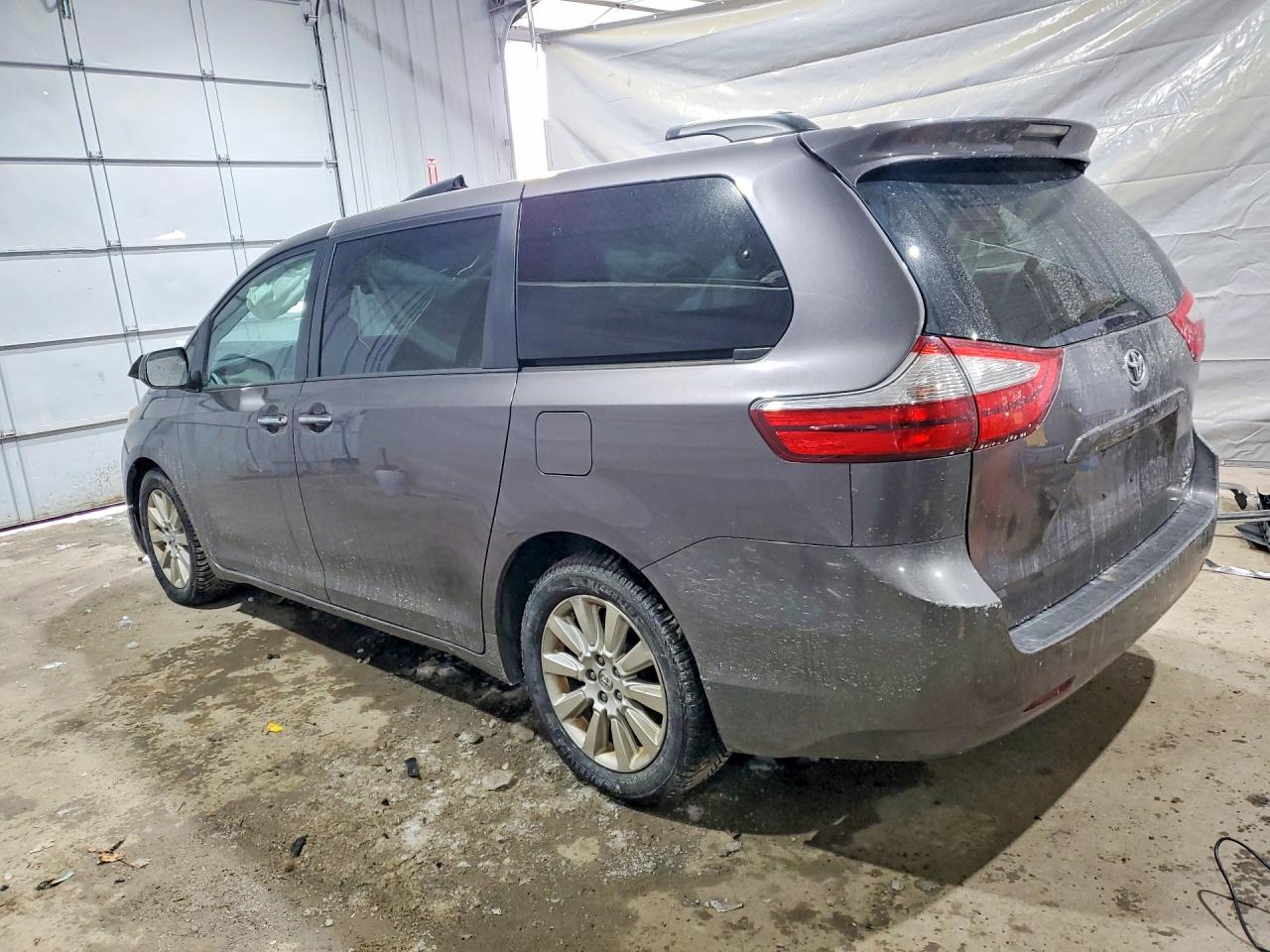 2015 TOYOTA SIENNA XLE photo 2