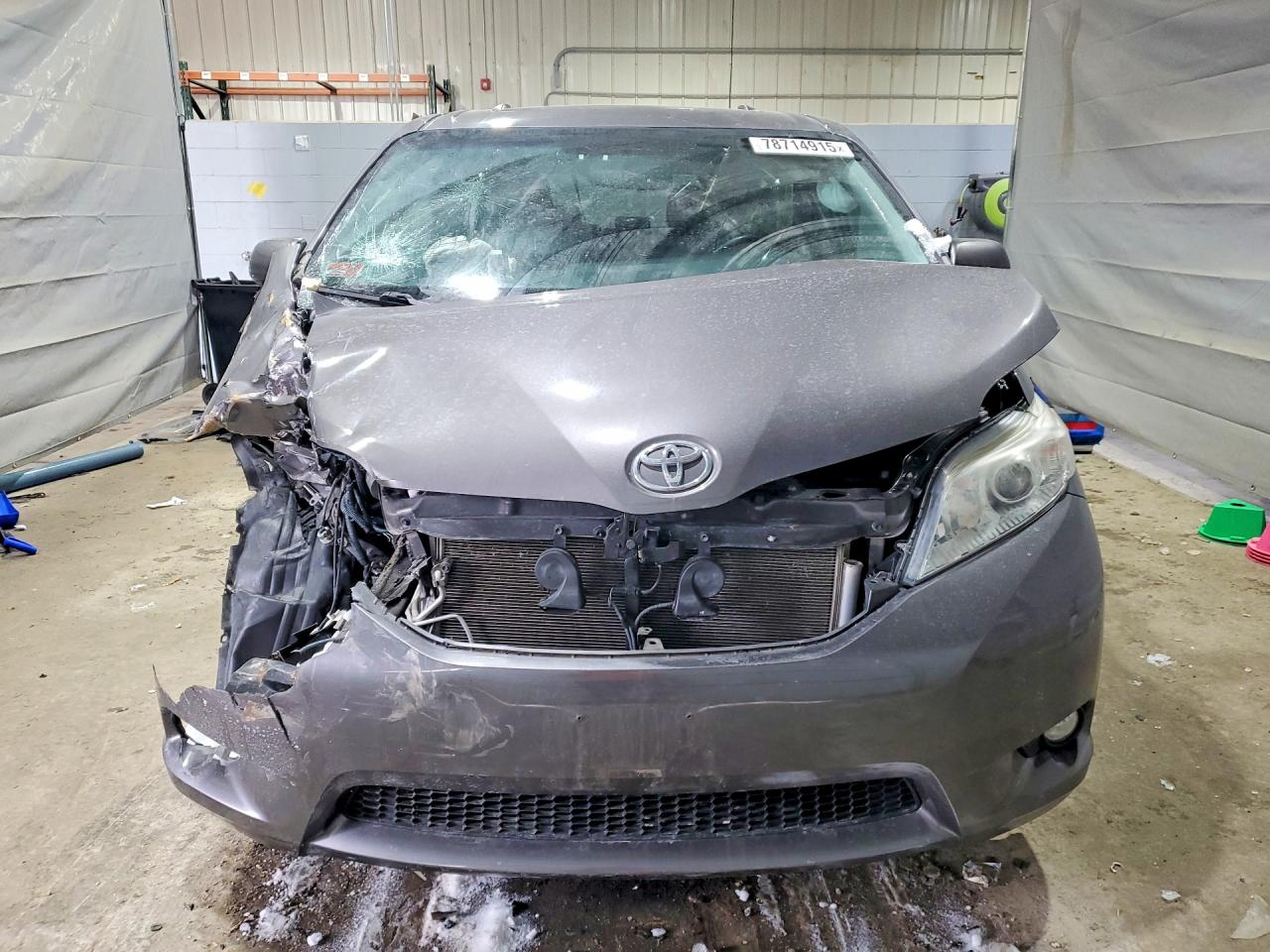 2015 TOYOTA SIENNA XLE photo 5