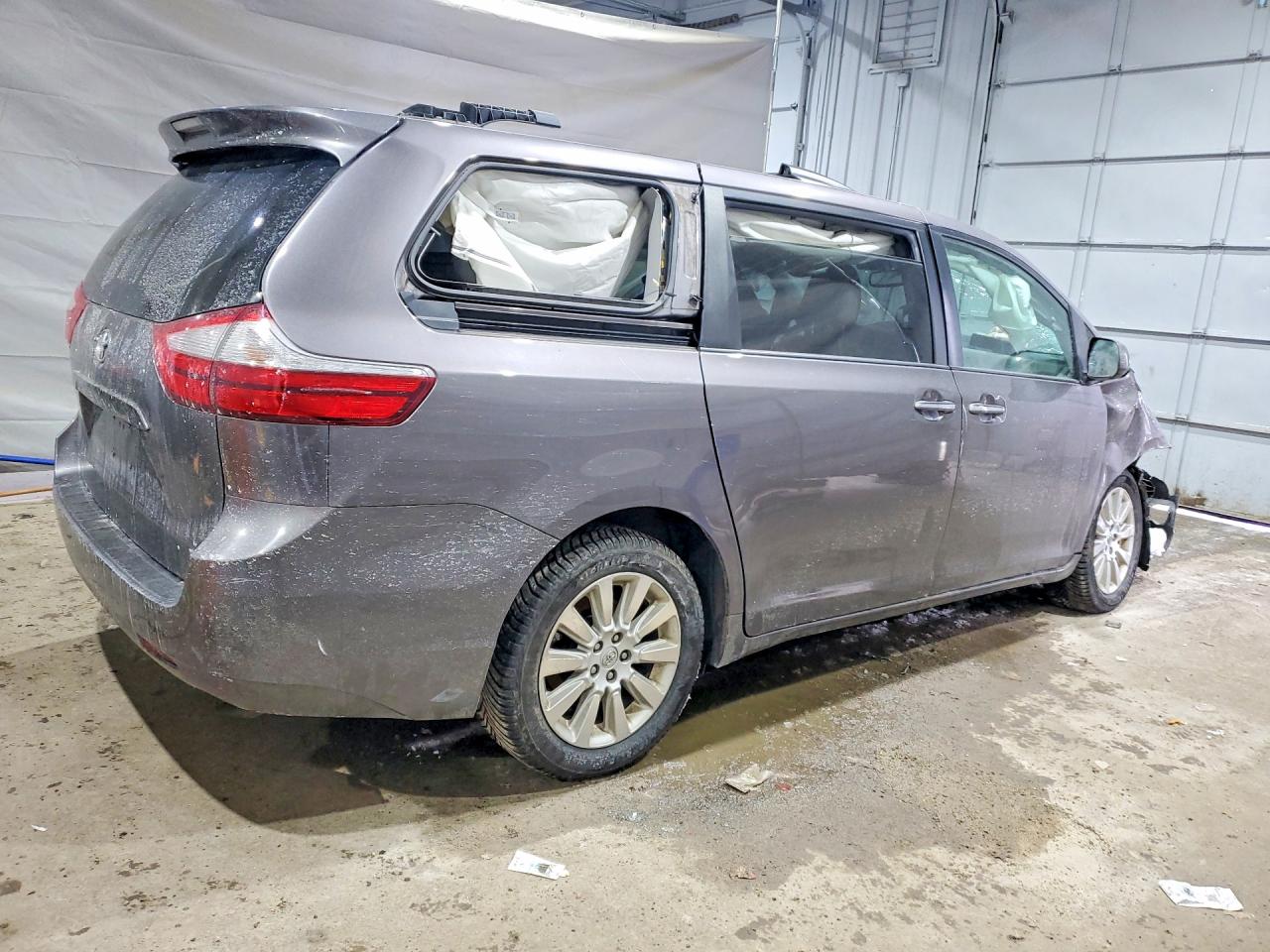 2015 TOYOTA SIENNA XLE photo 3