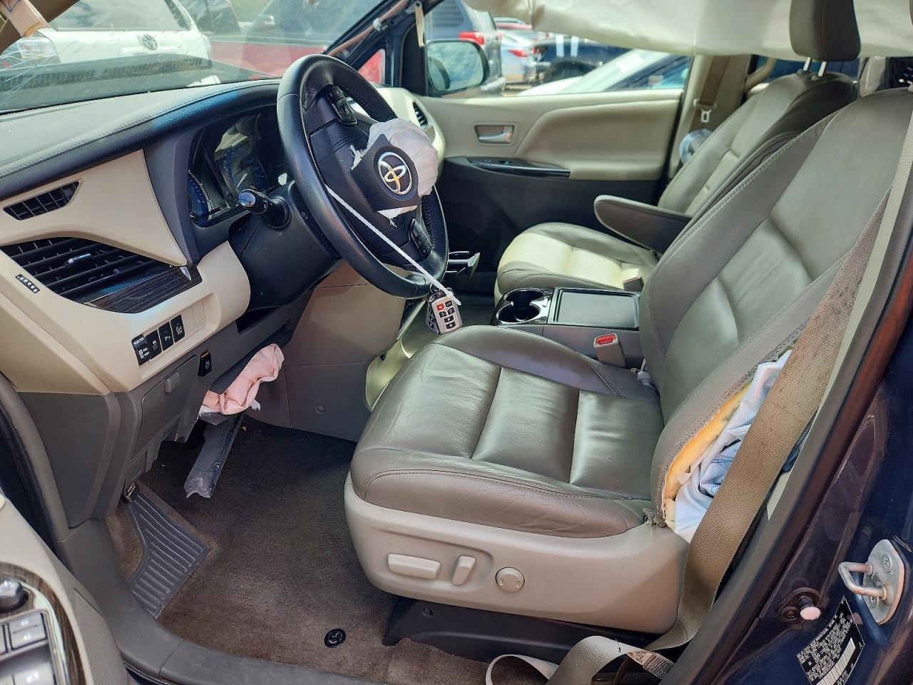 2017 TOYOTA SIENNA XLE photo 19