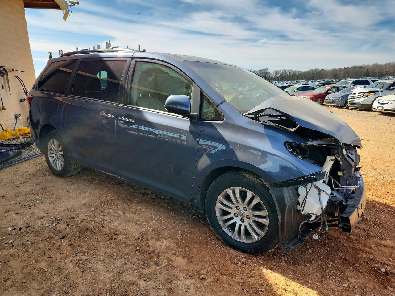 2017 TOYOTA SIENNA XLE photo 10