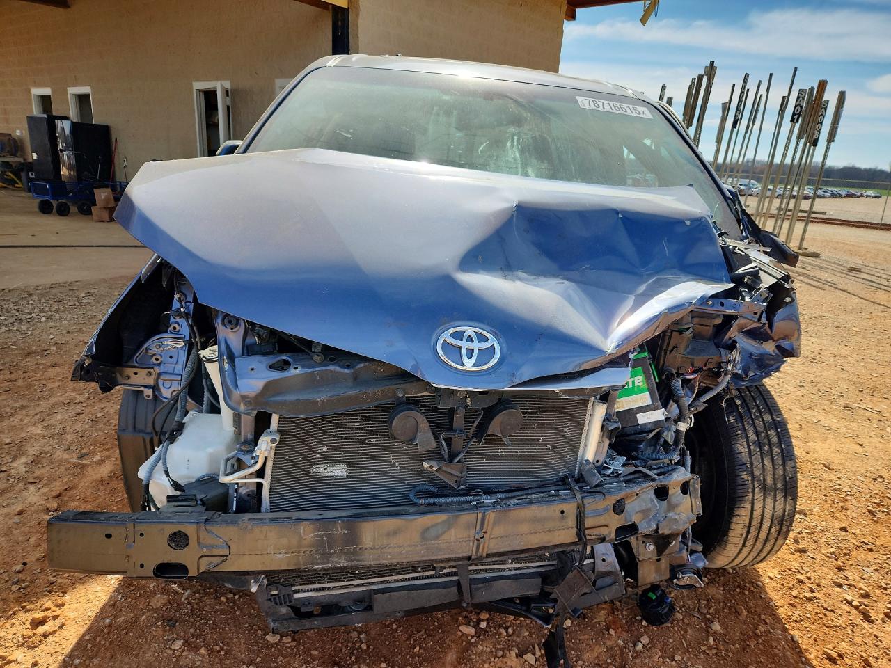 2017 TOYOTA SIENNA XLE photo 13