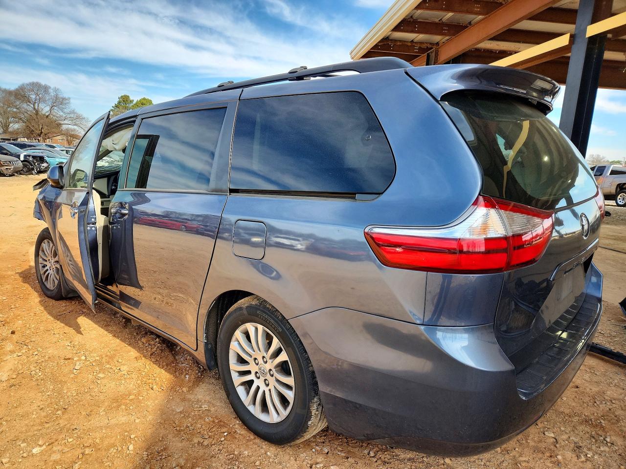 2017 TOYOTA SIENNA XLE photo 4