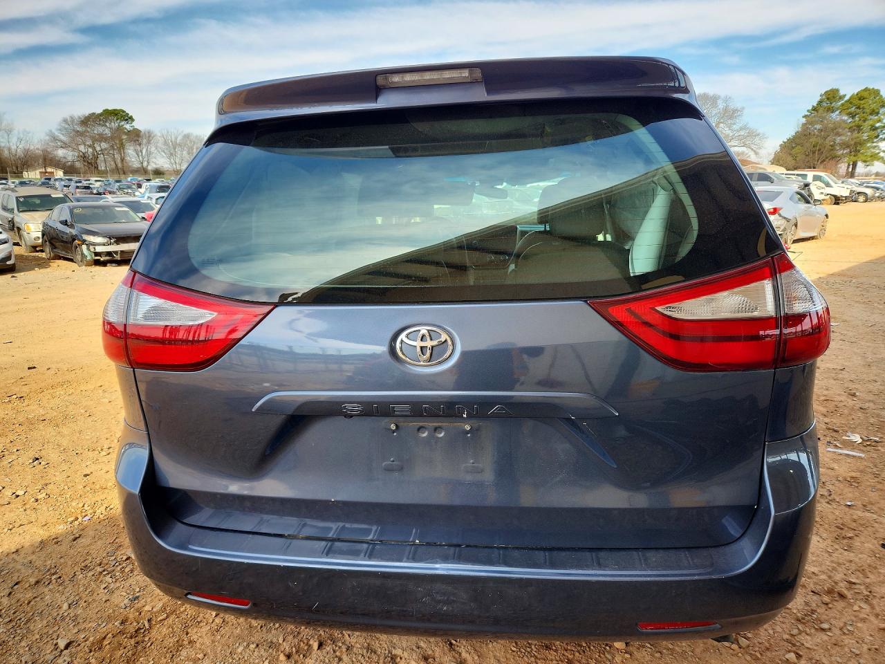 2017 TOYOTA SIENNA XLE photo 16
