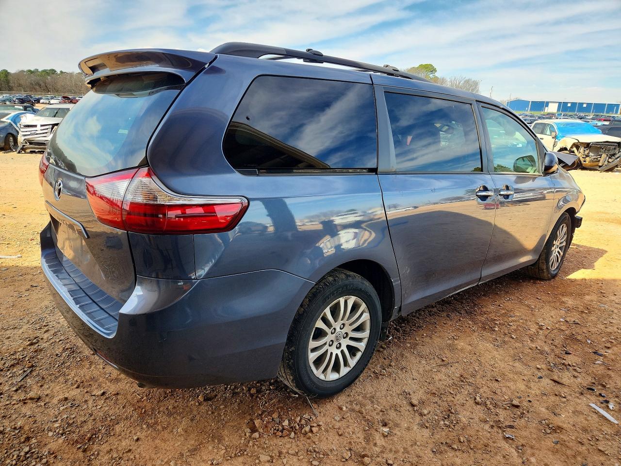 2017 TOYOTA SIENNA XLE photo 7