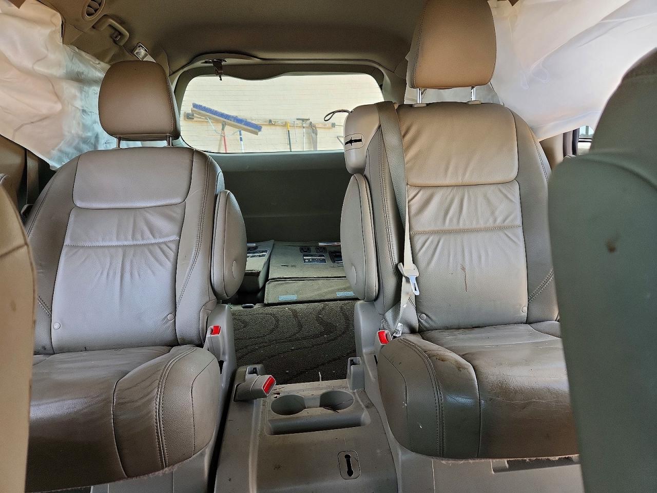 2017 TOYOTA SIENNA XLE photo 28