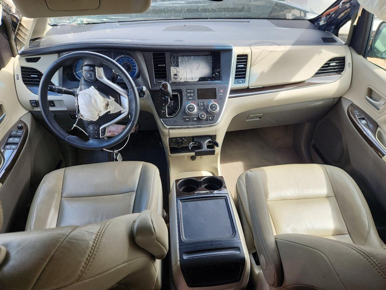 2017 TOYOTA SIENNA XLE photo 22