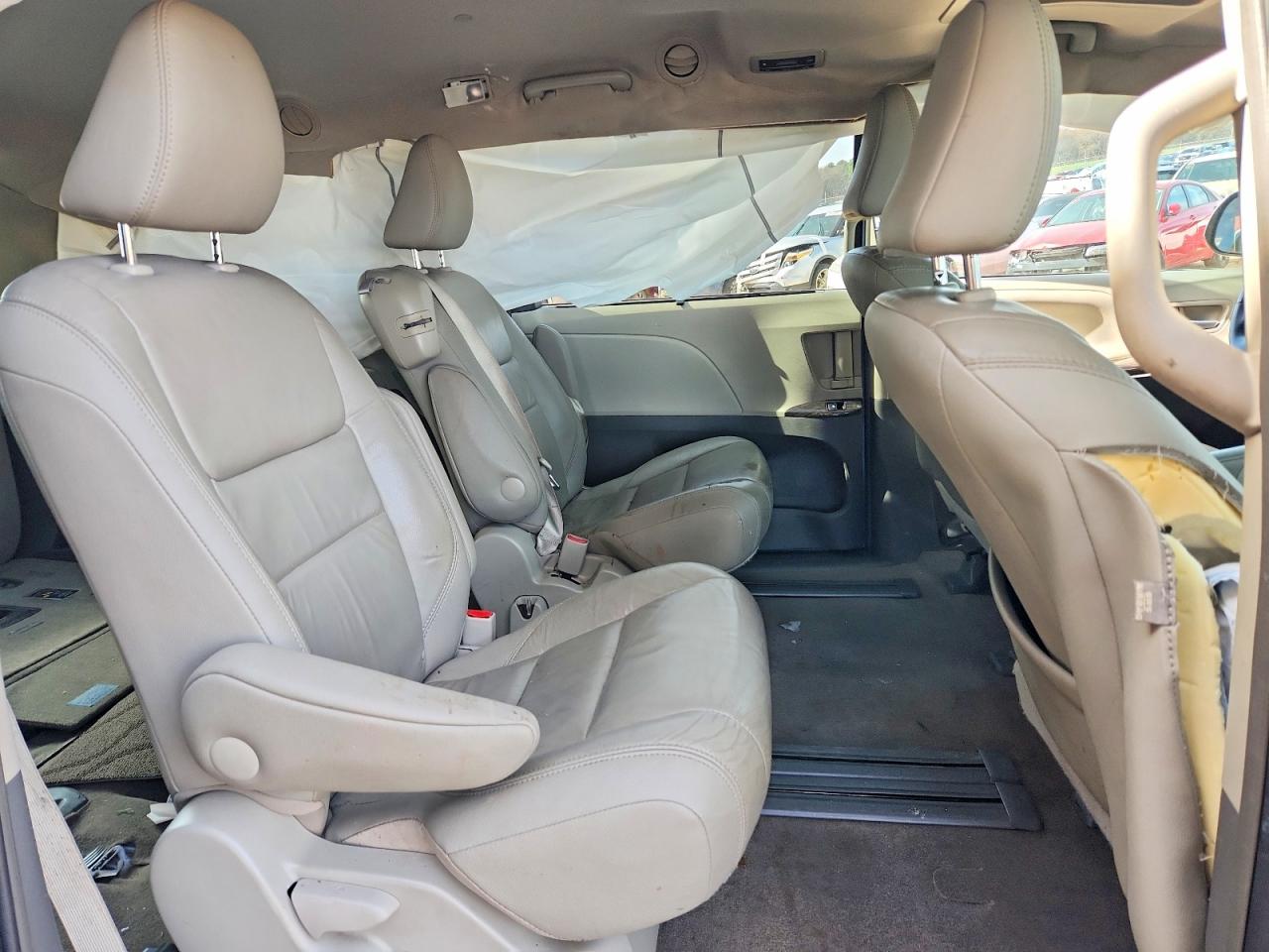 2017 TOYOTA SIENNA XLE photo 31