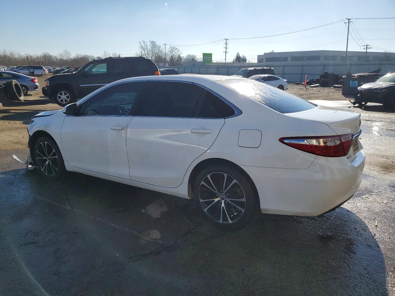 2016 TOYOTA CAMRY LE photo 2