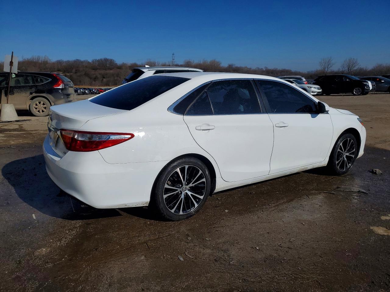 2016 TOYOTA CAMRY LE photo 3