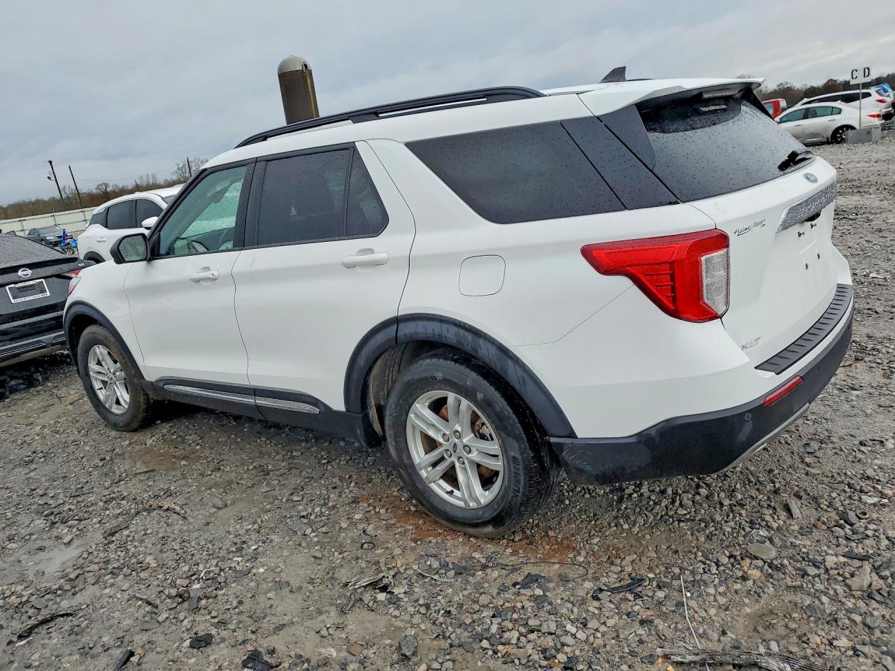 2023 FORD EXPLORER XLT photo 3
