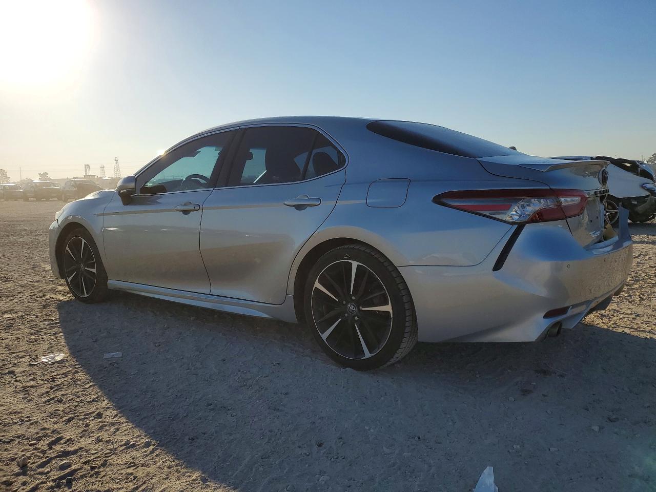 2018 TOYOTA CAMRY XSE photo 3