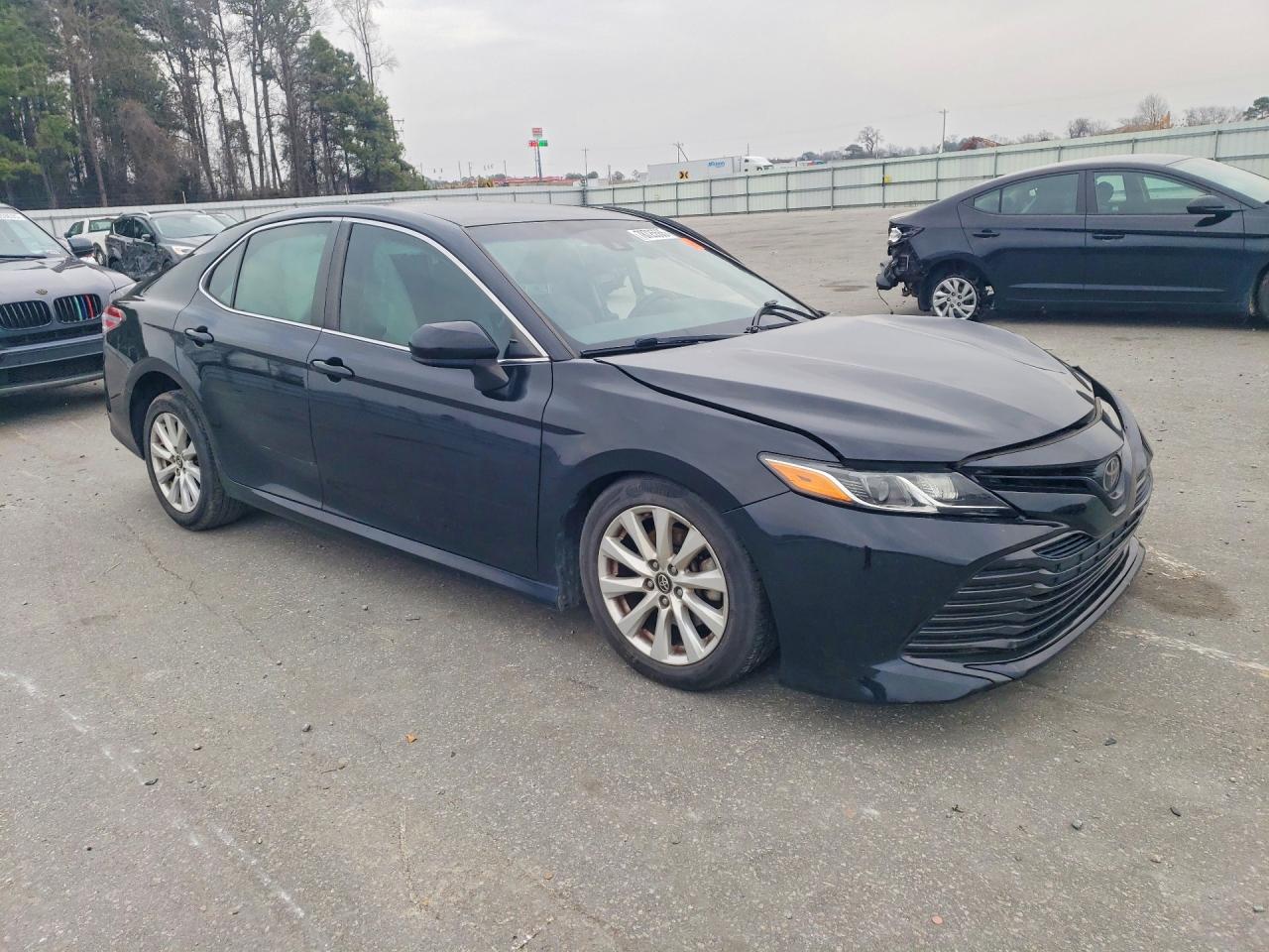 2018 TOYOTA CAMRY LE photo 4
