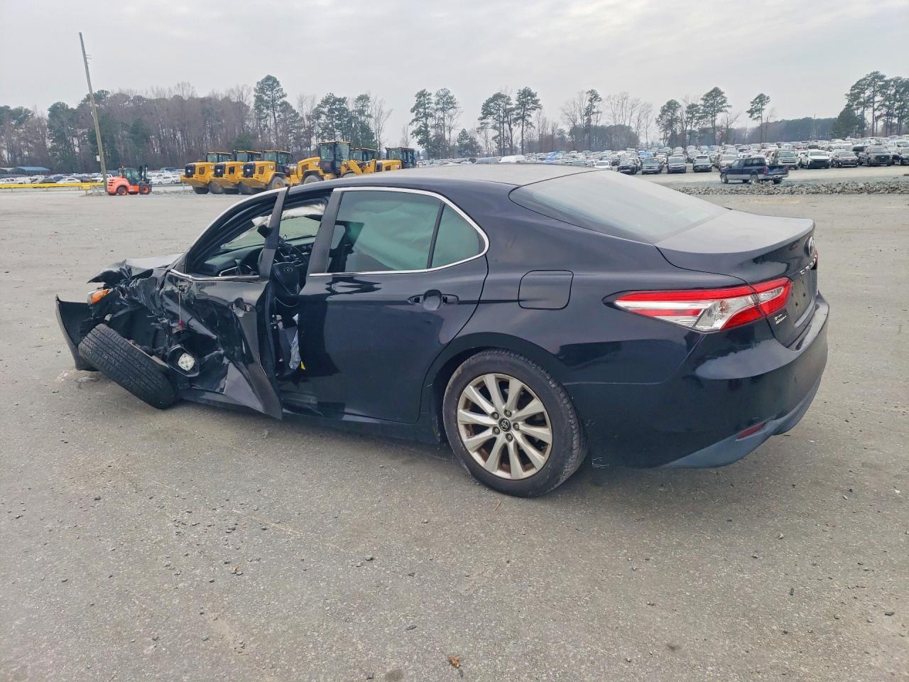 2018 TOYOTA CAMRY LE photo 2