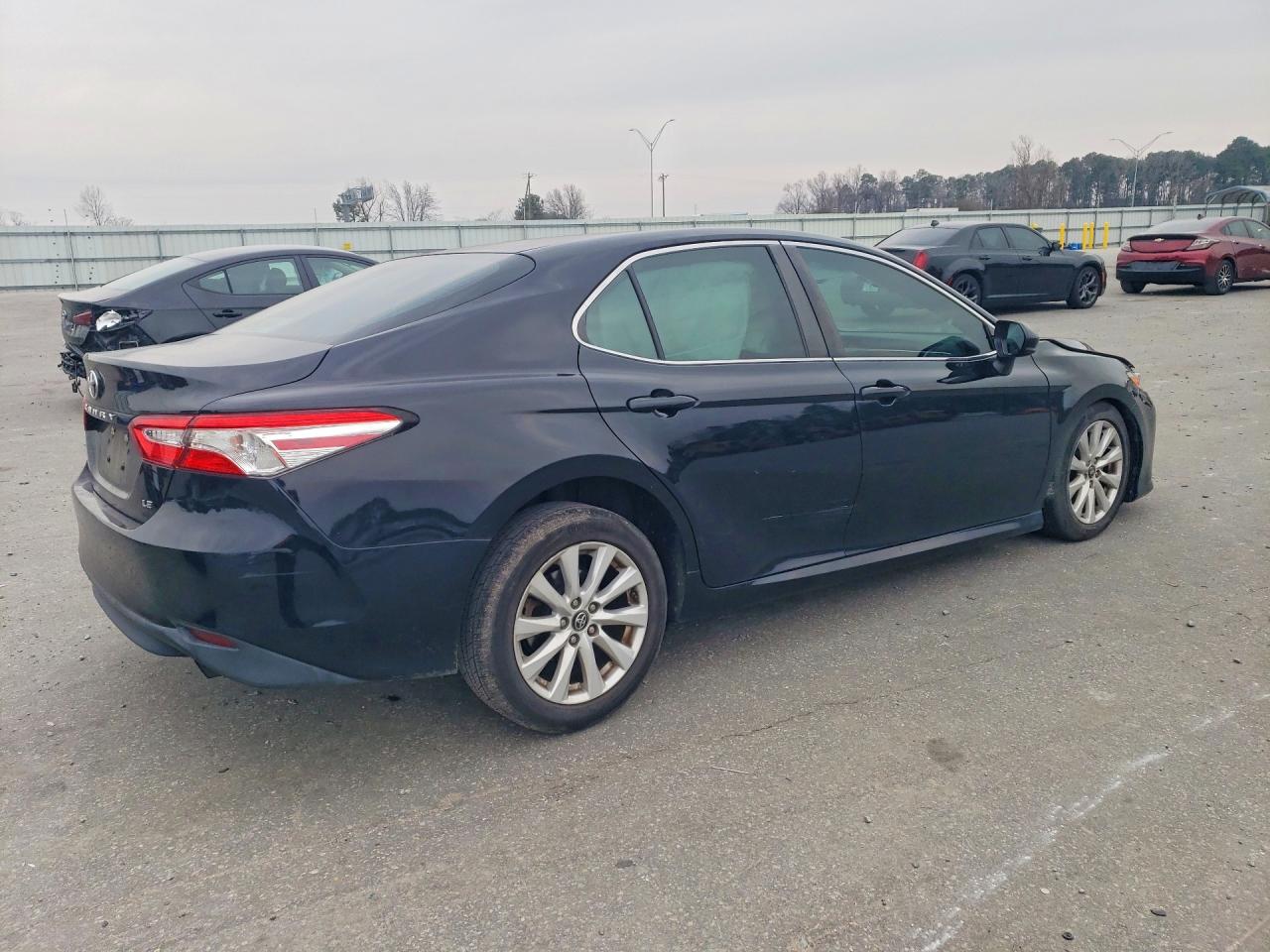 2018 TOYOTA CAMRY LE photo 3
