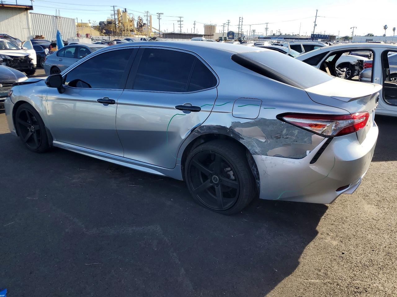 2018 TOYOTA CAMRY L photo 3