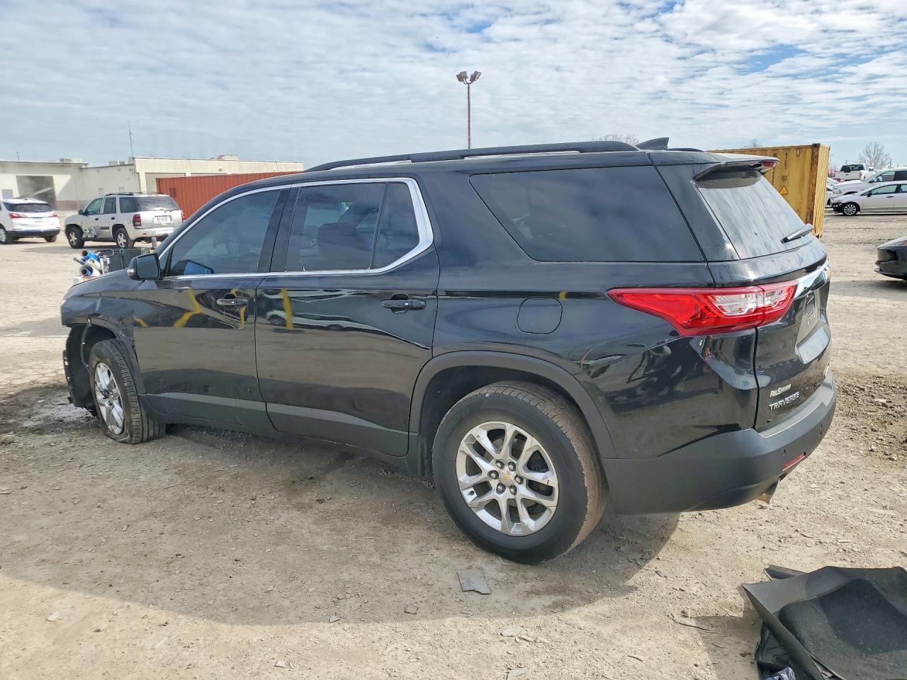 2019 CHEVROLET TRAVERSE LT photo 2