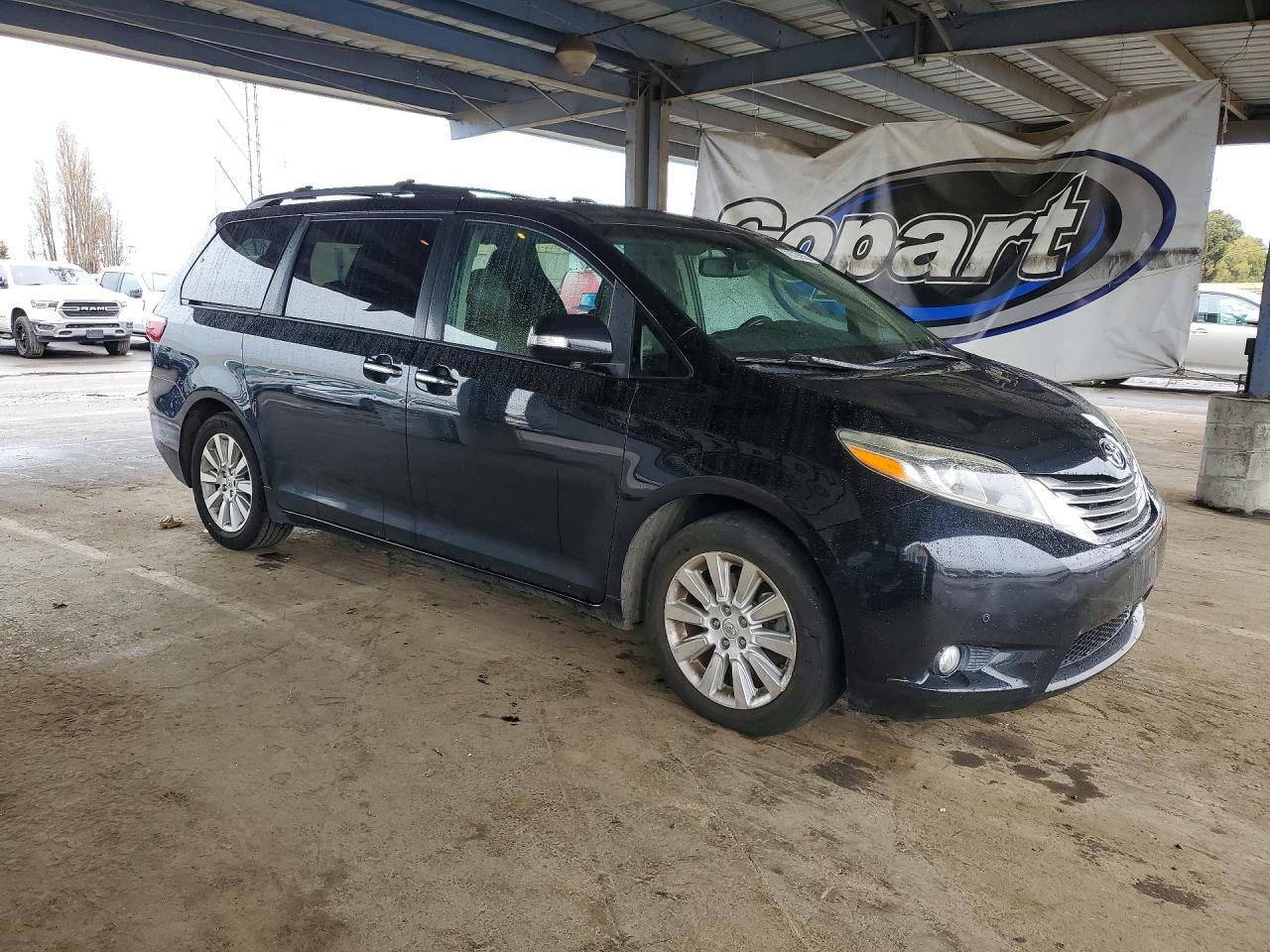 2015 TOYOTA SIENNA LIMITED PREMIUM 7-PASSENGER photo 4