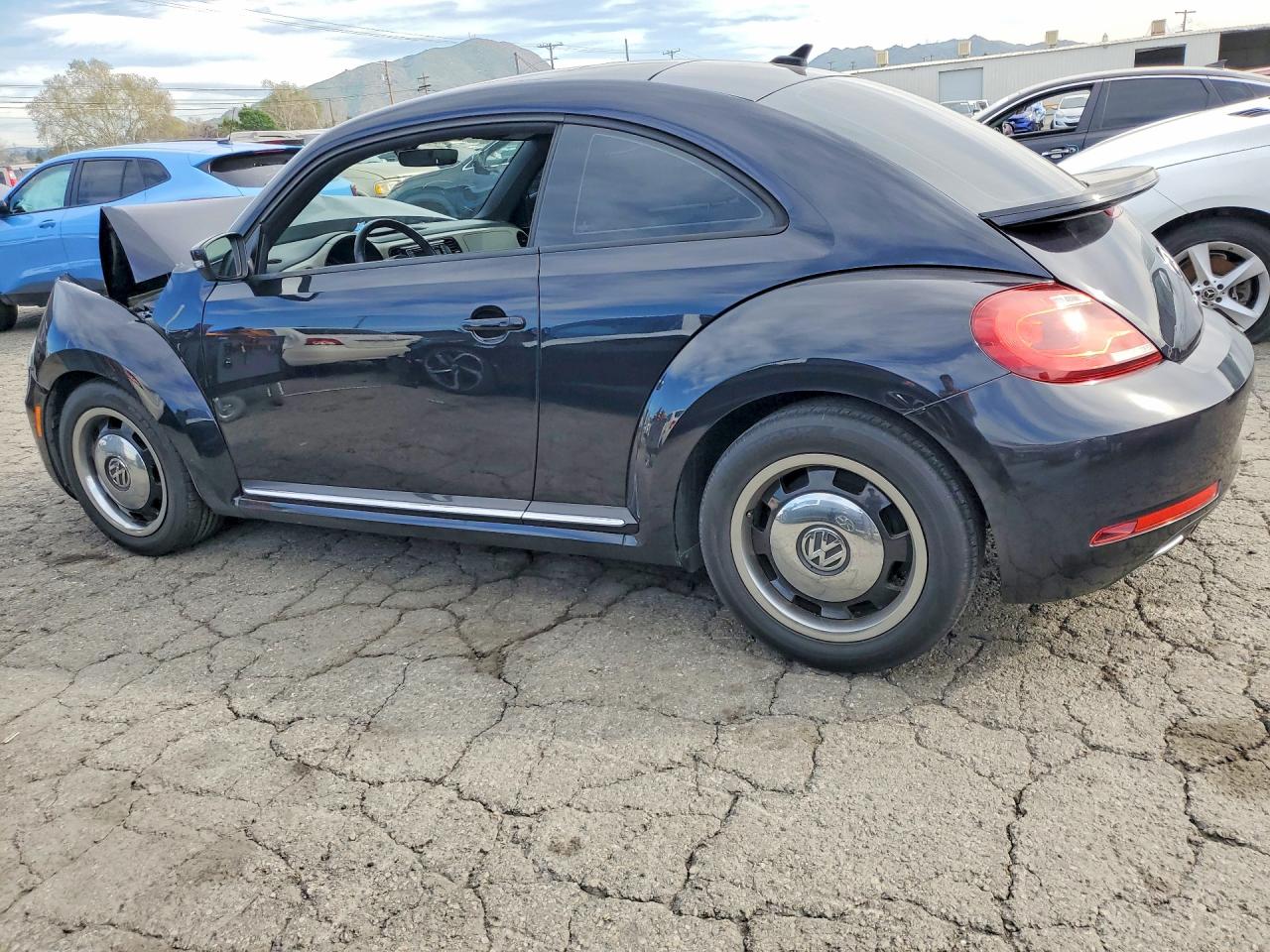 2018 VOLKSWAGEN BEETLE S photo 2