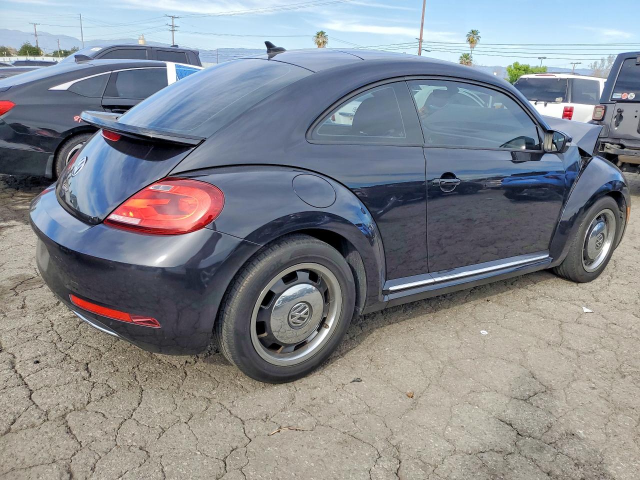 2018 VOLKSWAGEN BEETLE S photo 3