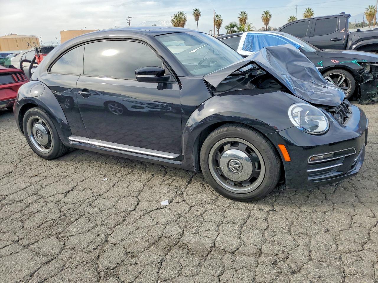 2018 VOLKSWAGEN BEETLE S photo 4
