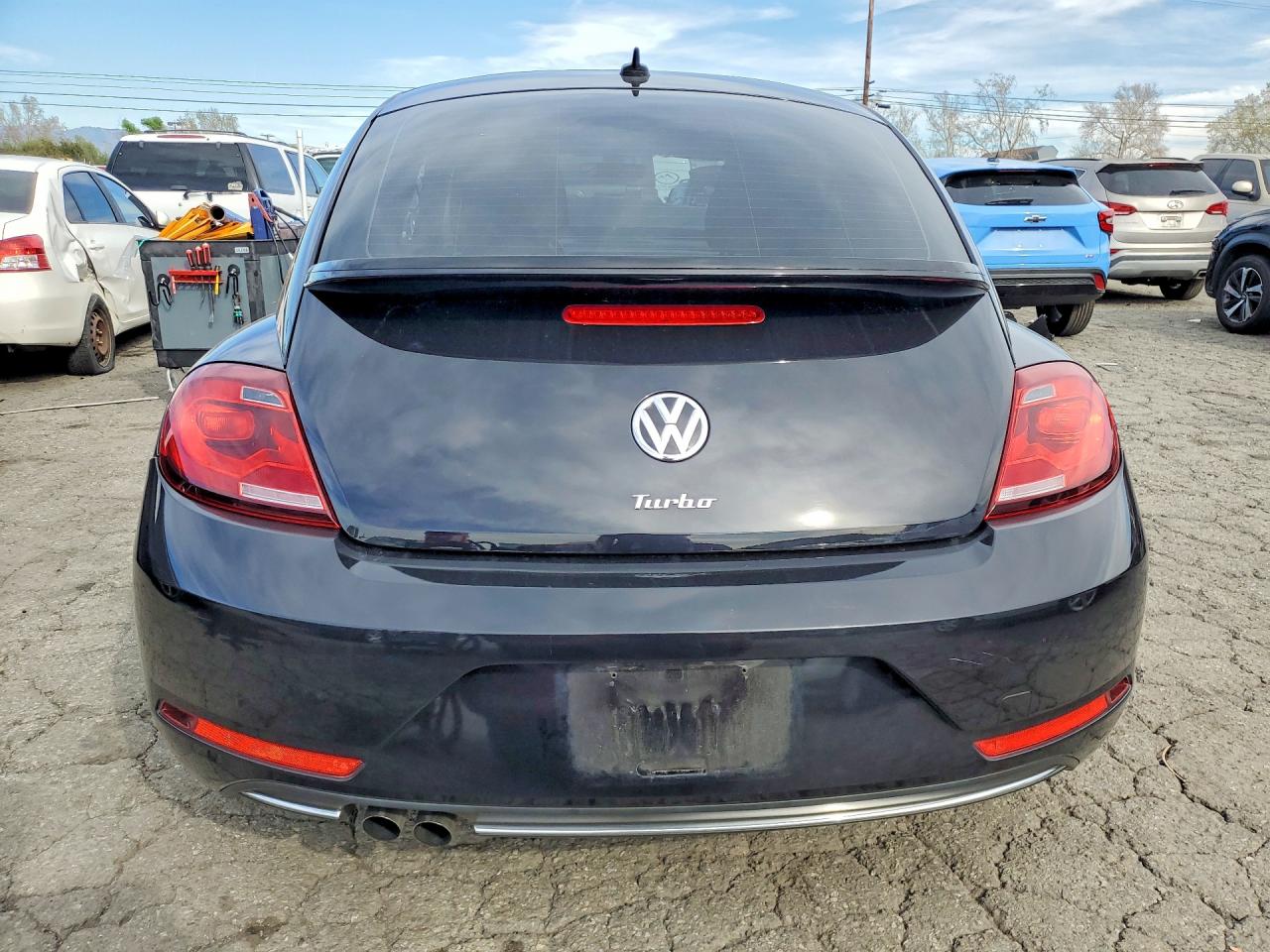 2018 VOLKSWAGEN BEETLE S photo 6