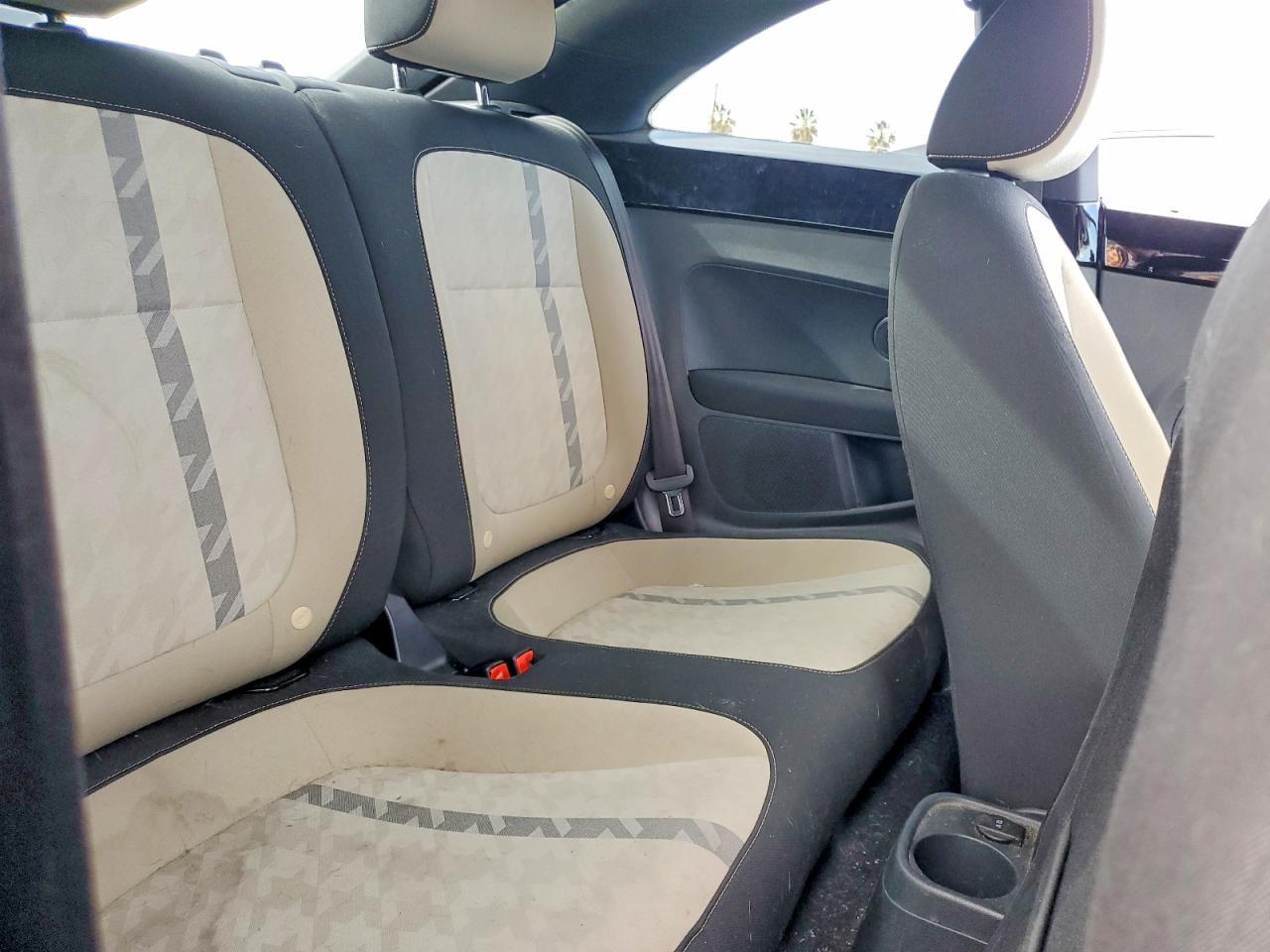 2018 VOLKSWAGEN BEETLE S photo 10