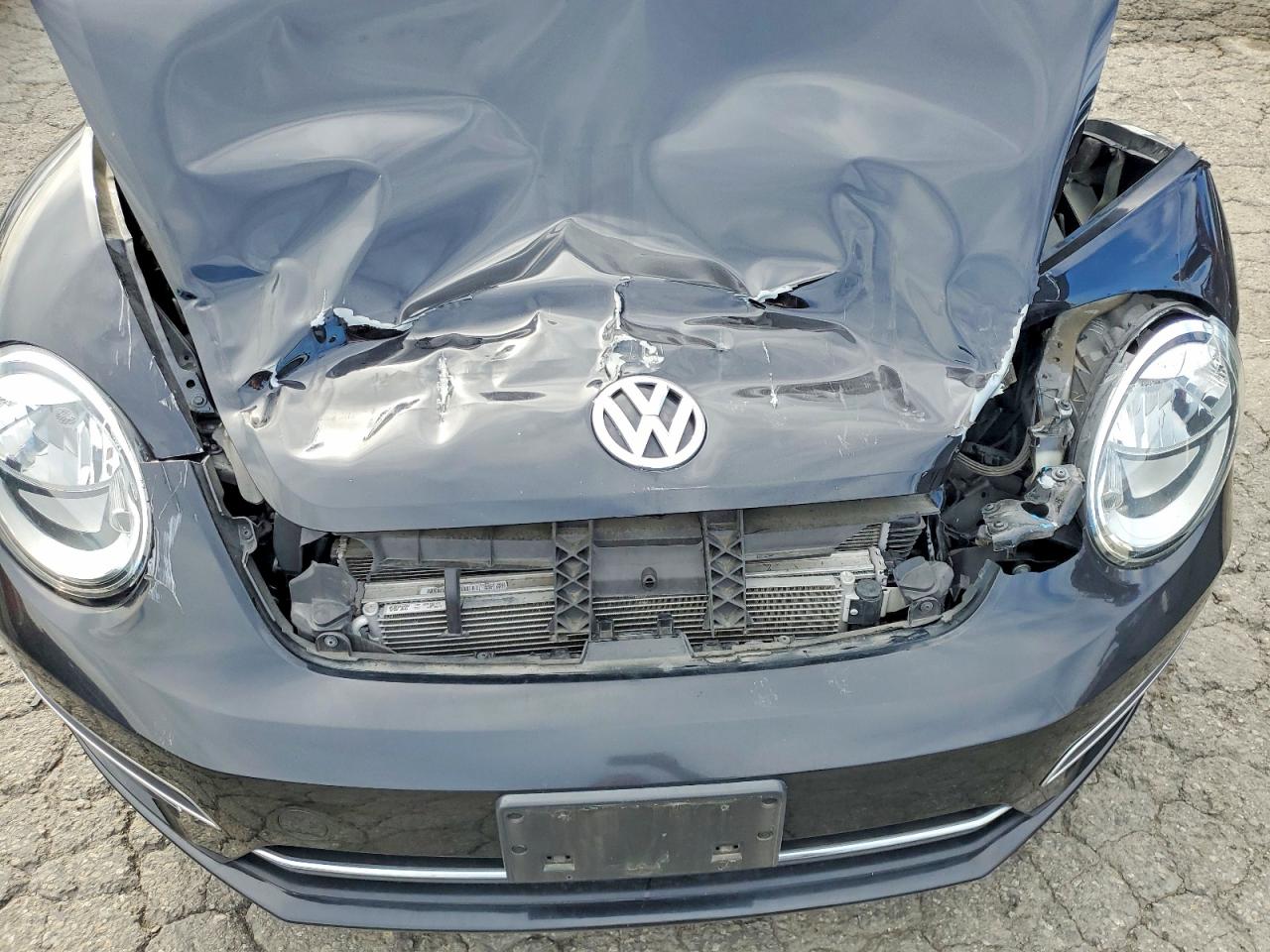 2018 VOLKSWAGEN BEETLE S photo 11