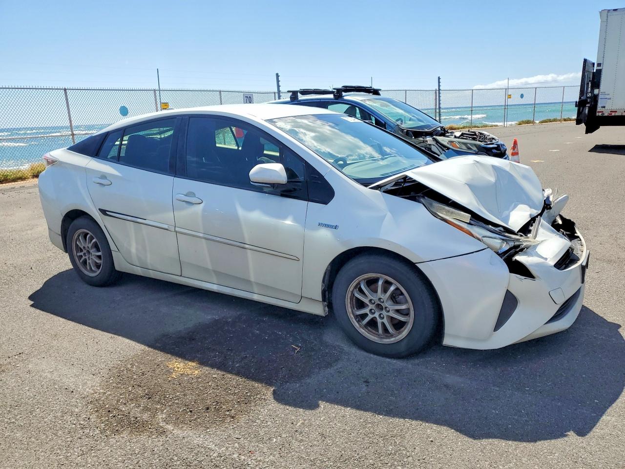 2016 TOYOTA PRIUS photo 4