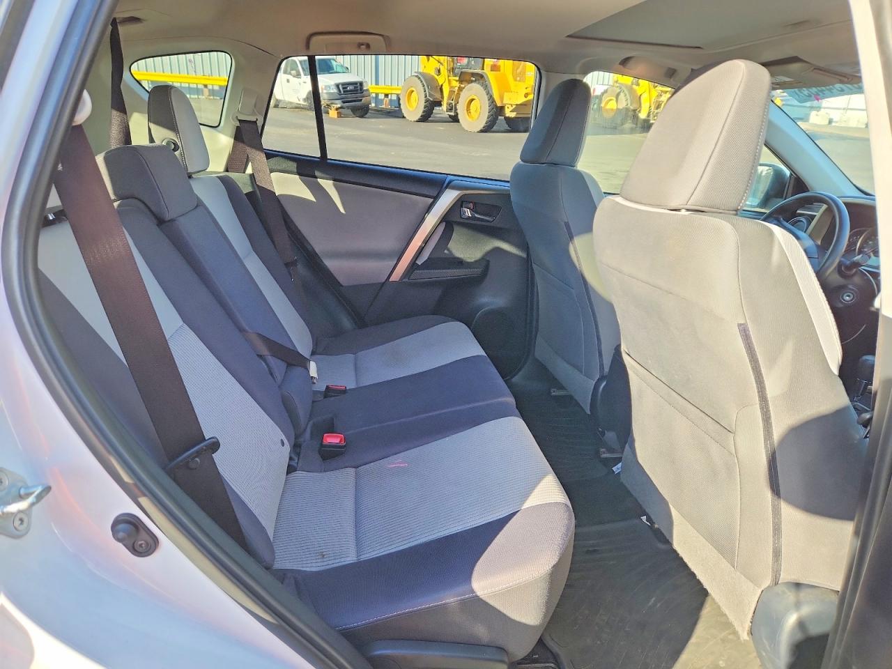 2015 TOYOTA RAV4 XLE photo 19