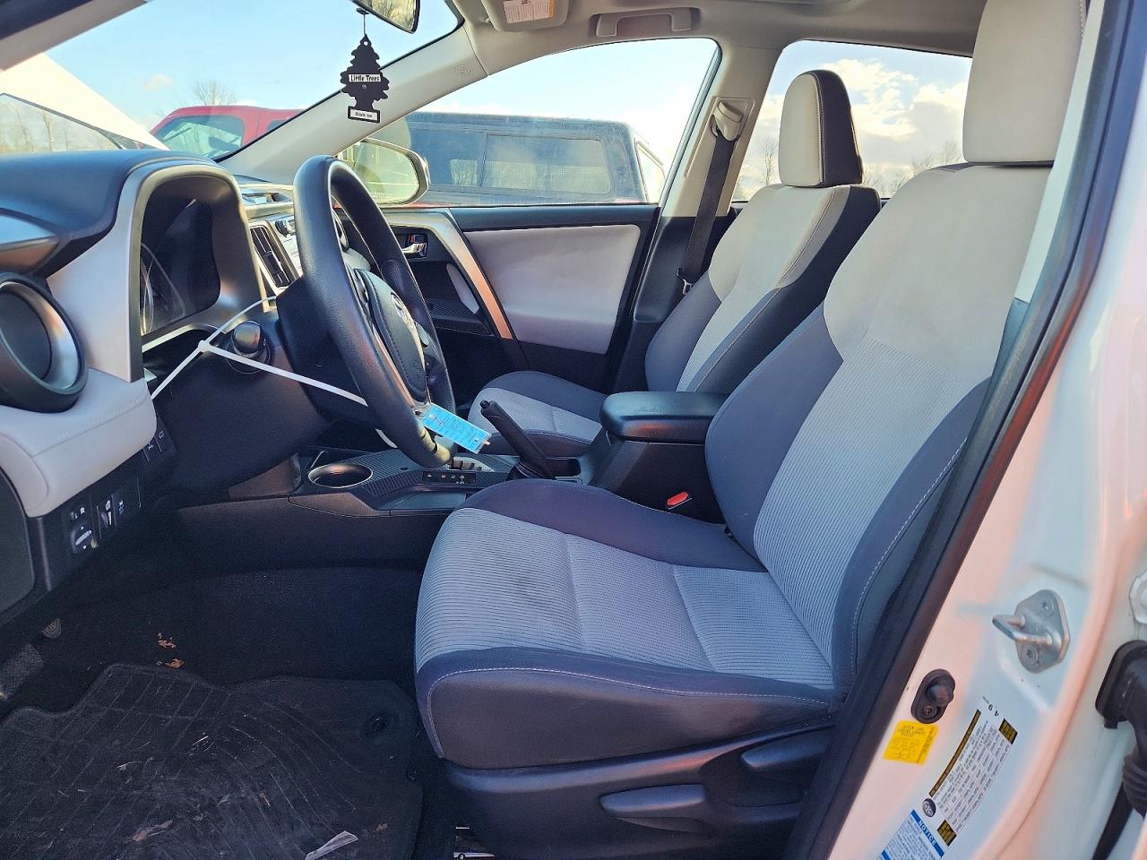 2015 TOYOTA RAV4 XLE photo 13