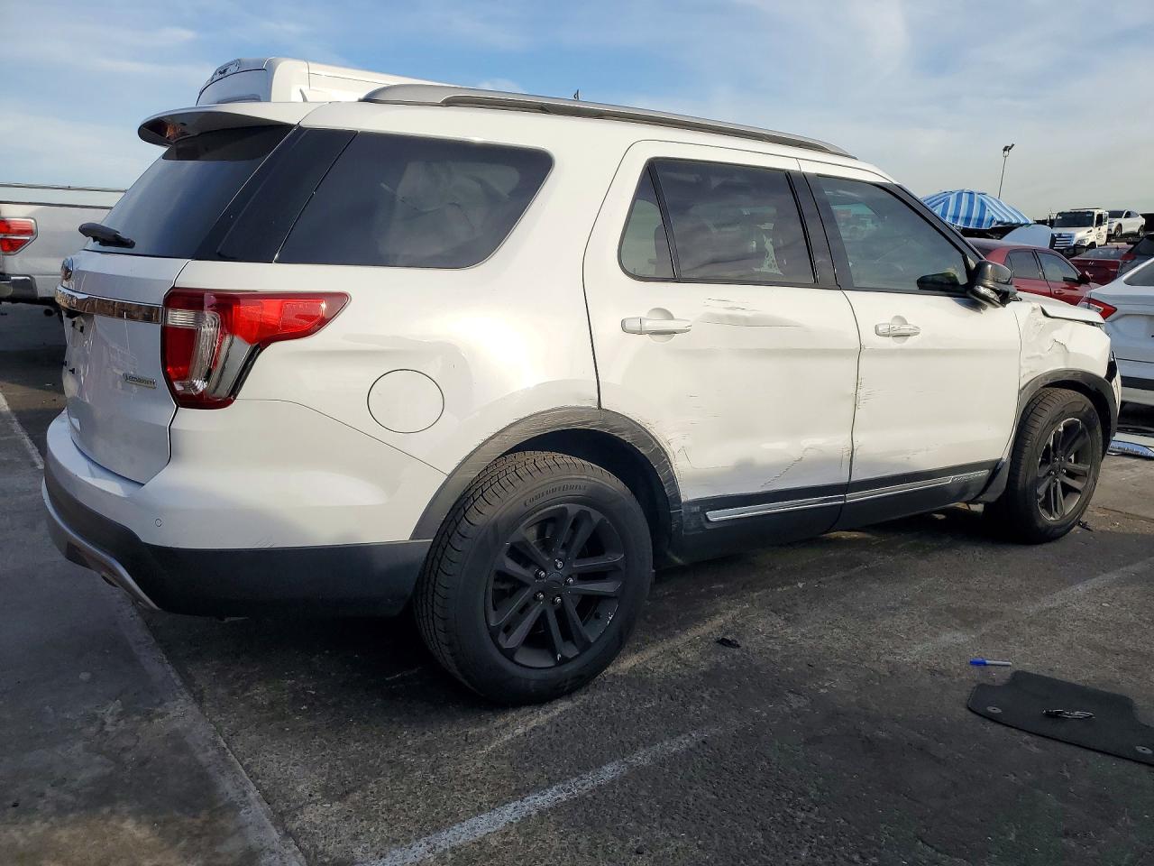 2017 FORD EXPLORER XLT photo 3
