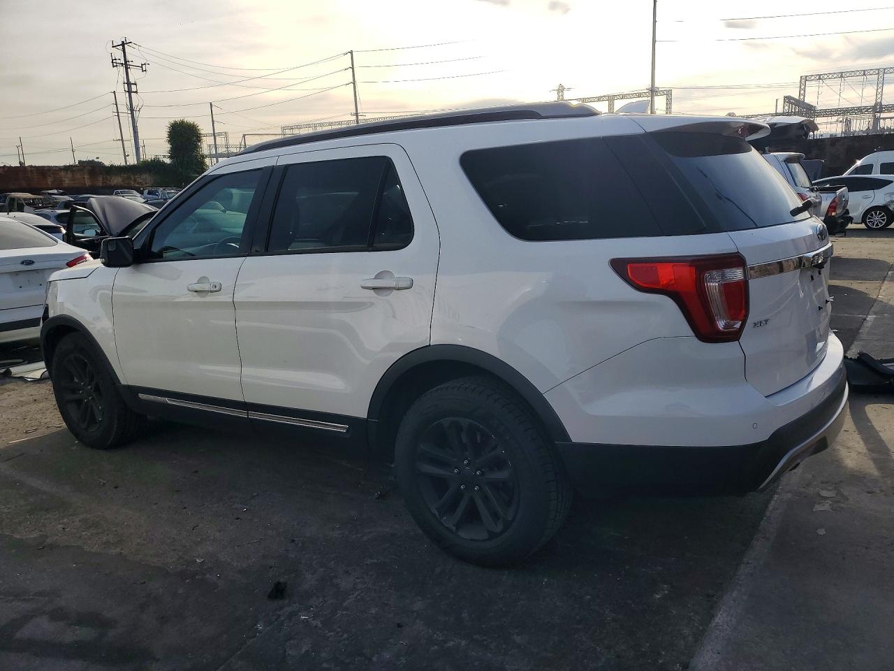 2017 FORD EXPLORER XLT photo 2