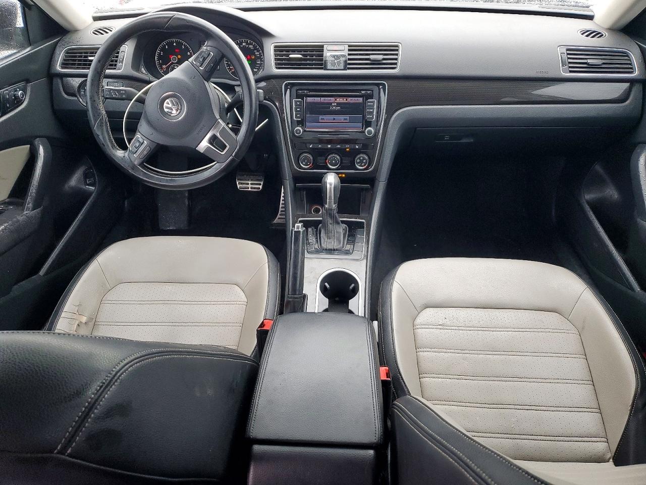 2015 VOLKSWAGEN PASSAT SE photo 8