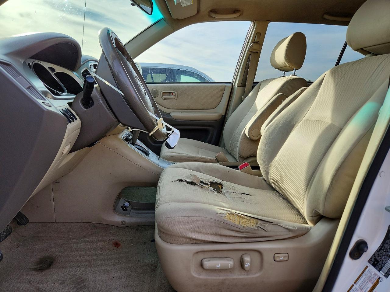 2004 TOYOTA HIGHLANDER BASE photo 13