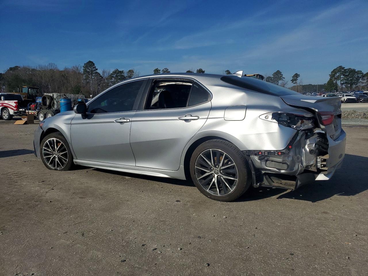 2022 TOYOTA CAMRY SE photo 2