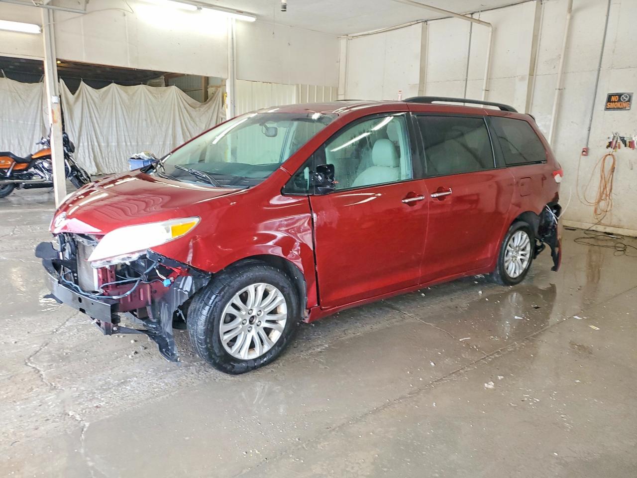 2014 TOYOTA SIENNA