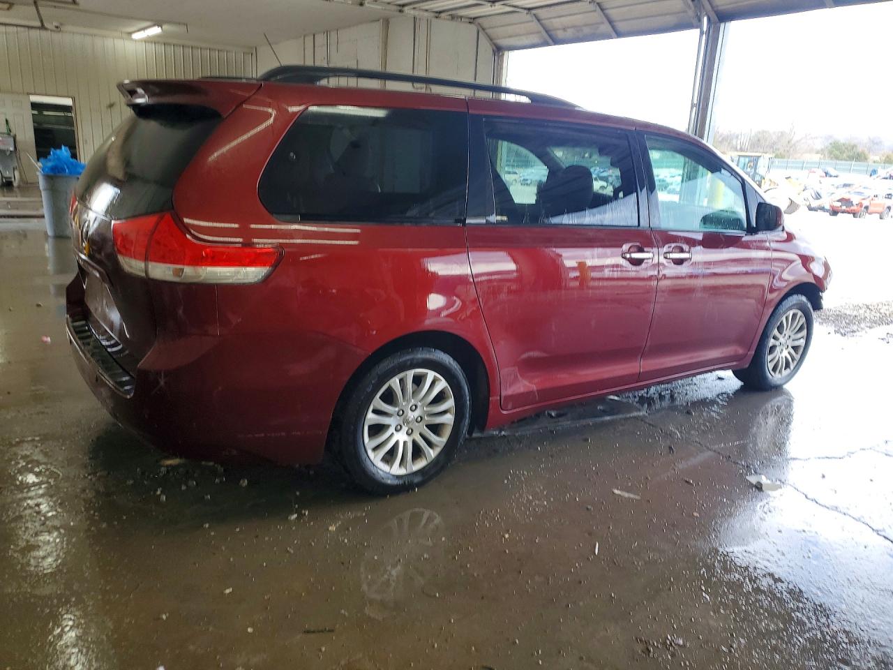 2014 TOYOTA SIENNA XLE 8-PASSENGER photo 3