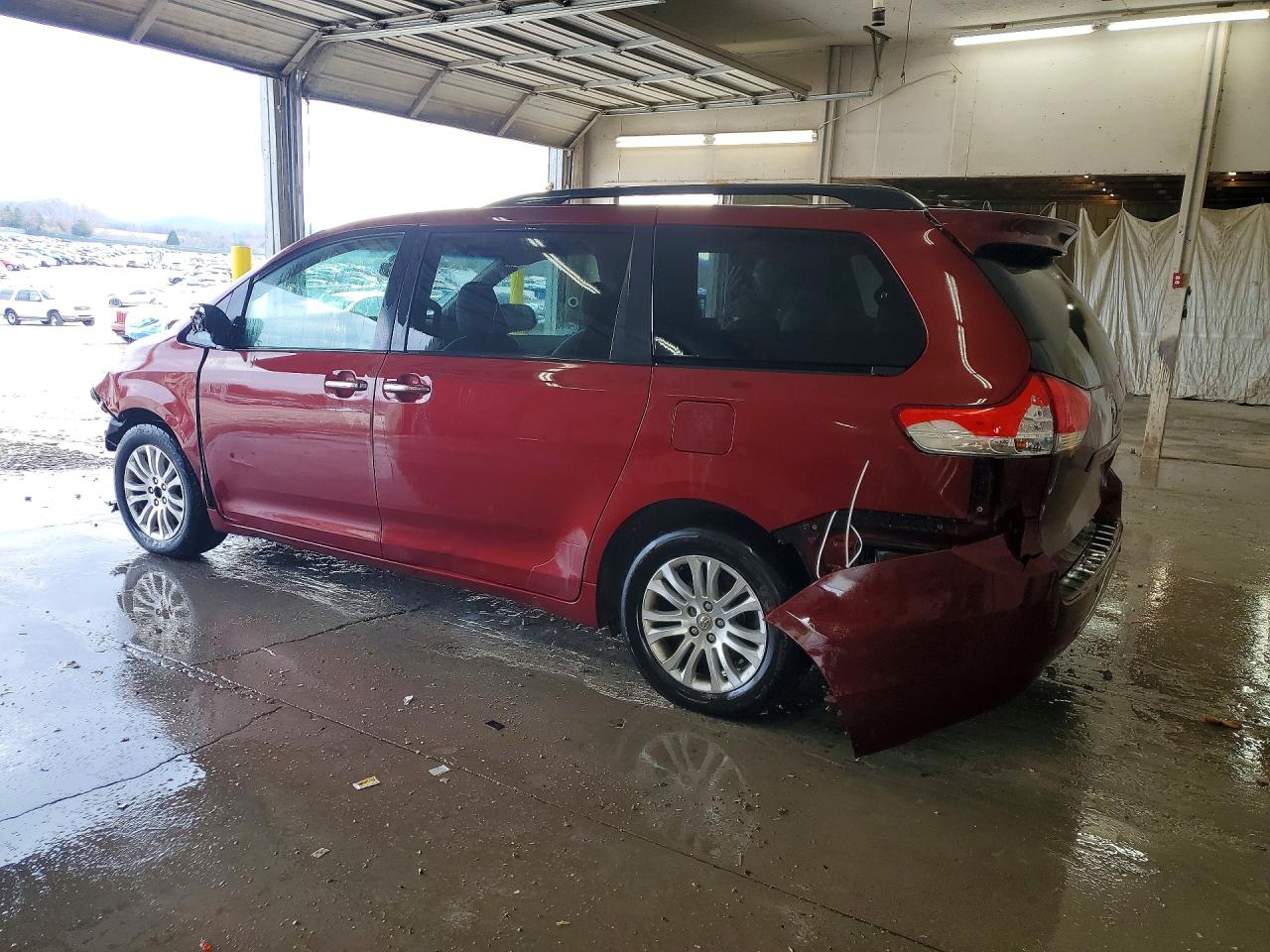2014 TOYOTA SIENNA XLE 8-PASSENGER photo 2