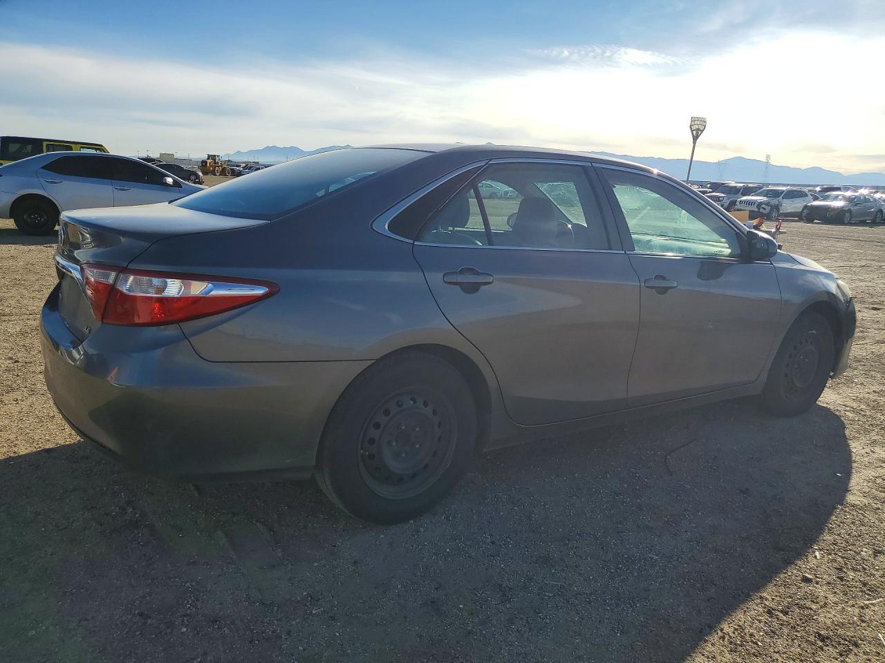 2016 TOYOTA CAMRY LE photo 3