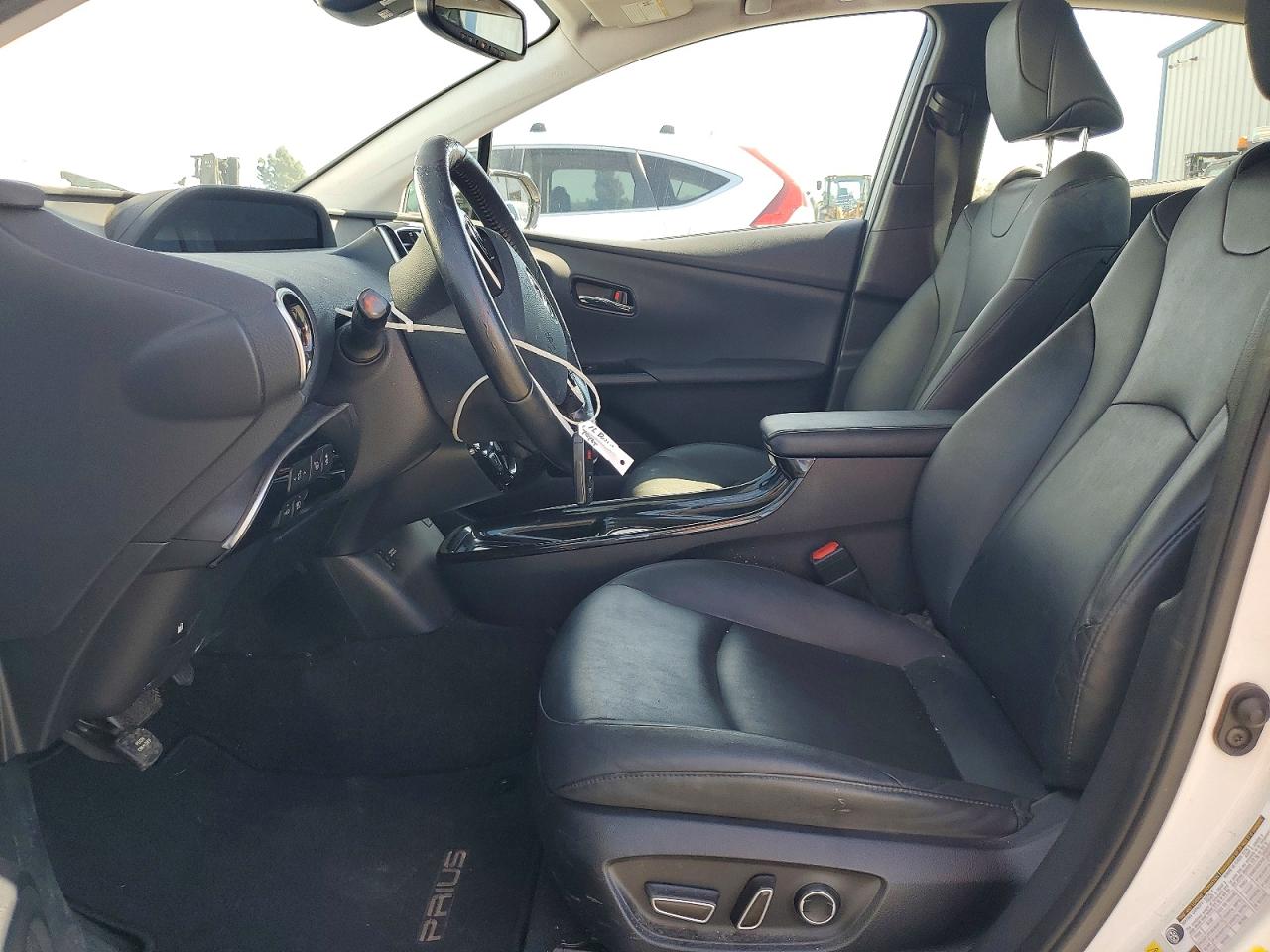 2016 TOYOTA PRIUS FOUR photo 13