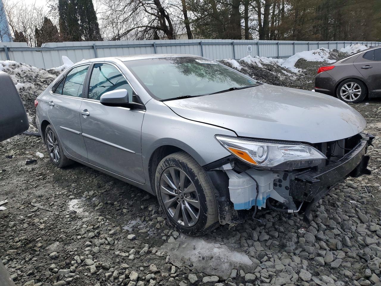 2016 TOYOTA CAMRY XLE photo 4