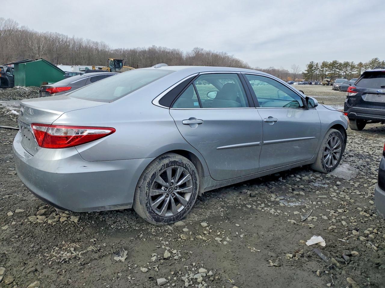 2016 TOYOTA CAMRY XLE photo 3