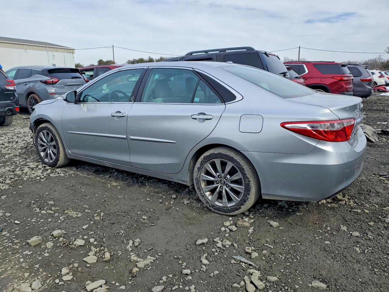 2016 TOYOTA CAMRY XLE photo 2