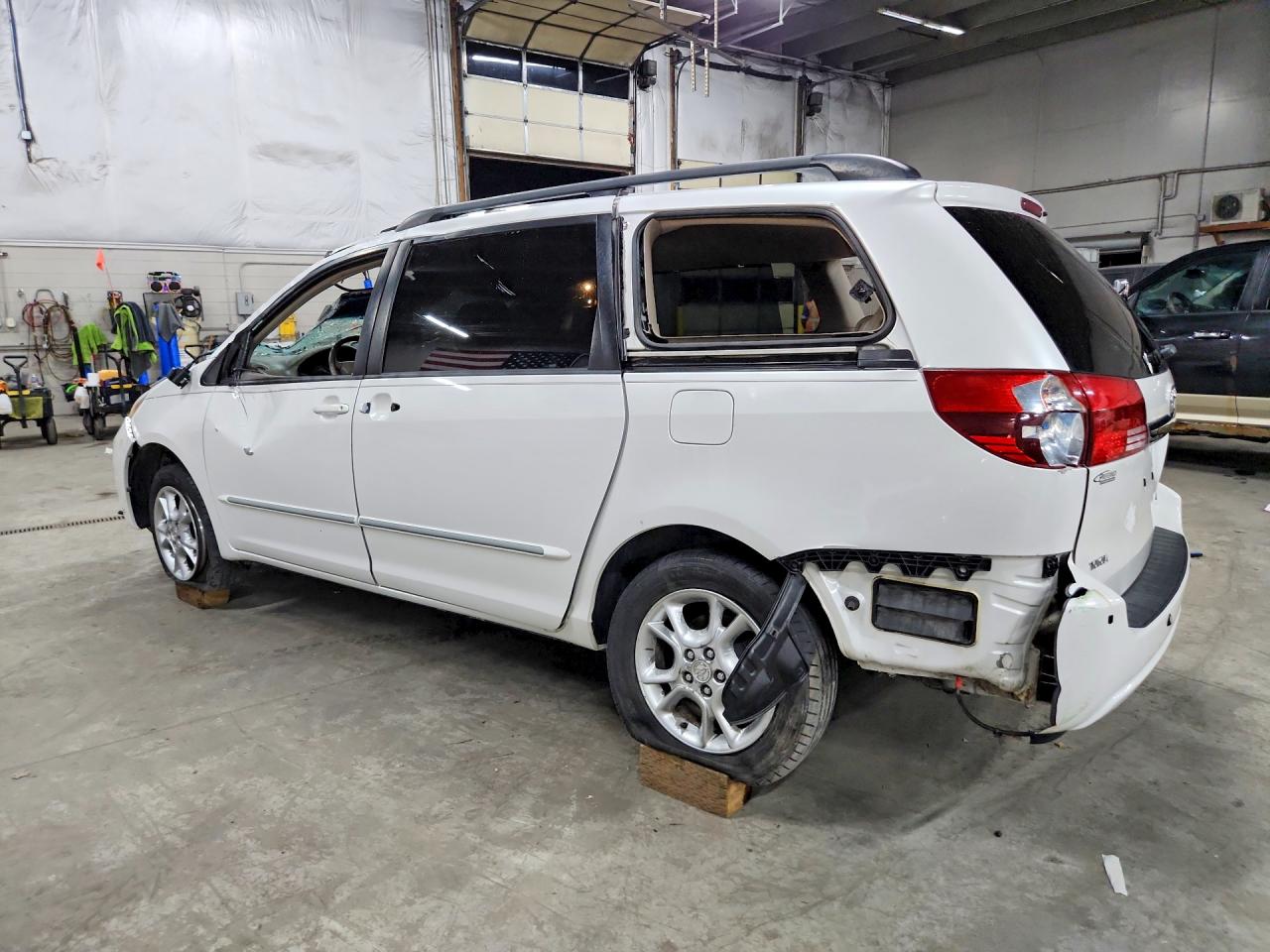 2004 TOYOTA SIENNA XLE LIMITED 7 PASSENGER photo 3