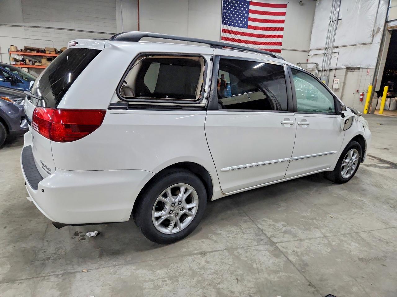 2004 TOYOTA SIENNA XLE LIMITED 7 PASSENGER photo 5